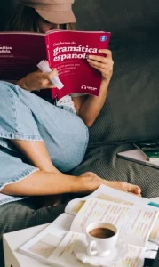 Mujer estudiando español